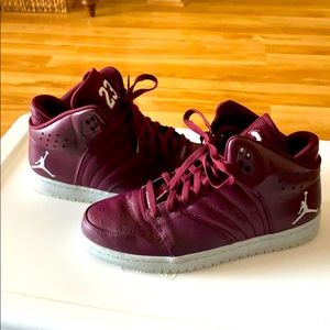 Burgundy Jordan’s size 10